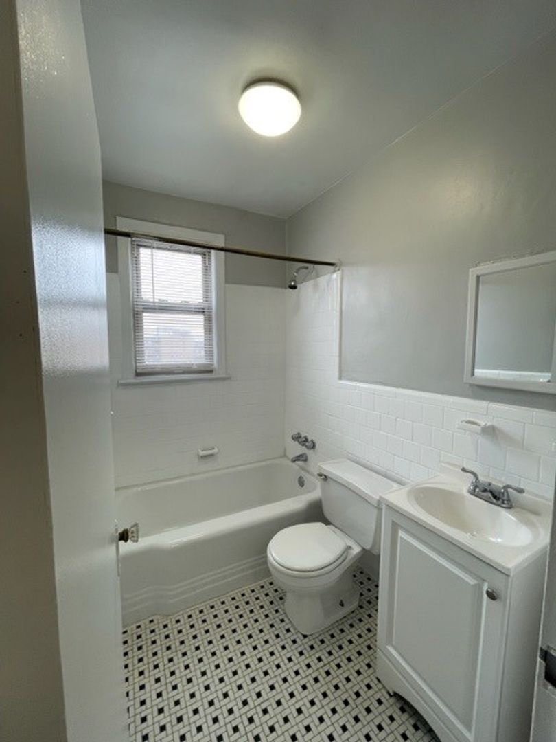 Washington Apartment: 1916 R Street