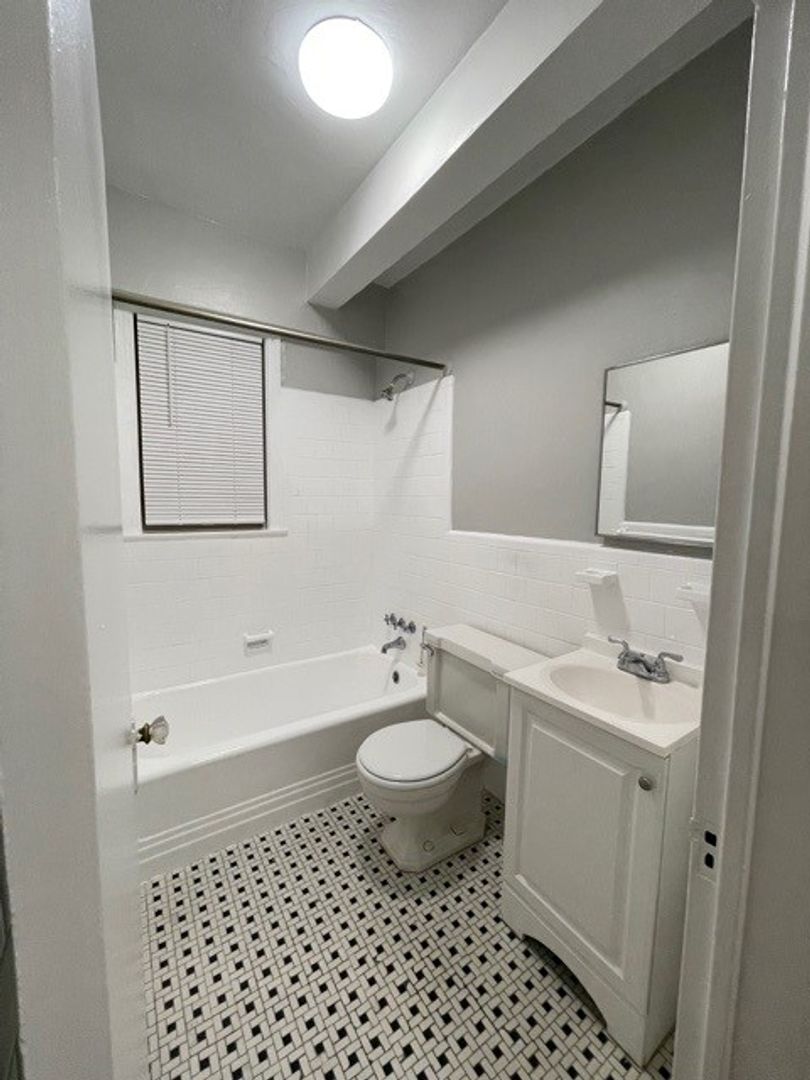 Washington Apartment: 1916 R Street
