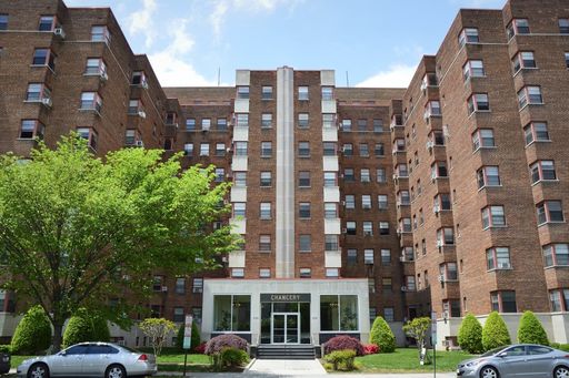 An Amazing One Bedroom Apartment Located Across From The National Cathedral. – photo 1