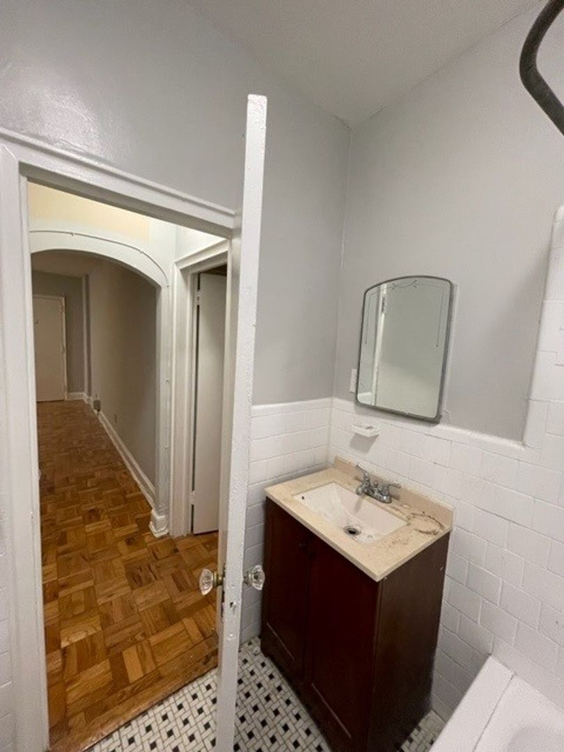 Washington Apartment: 1916 R Street