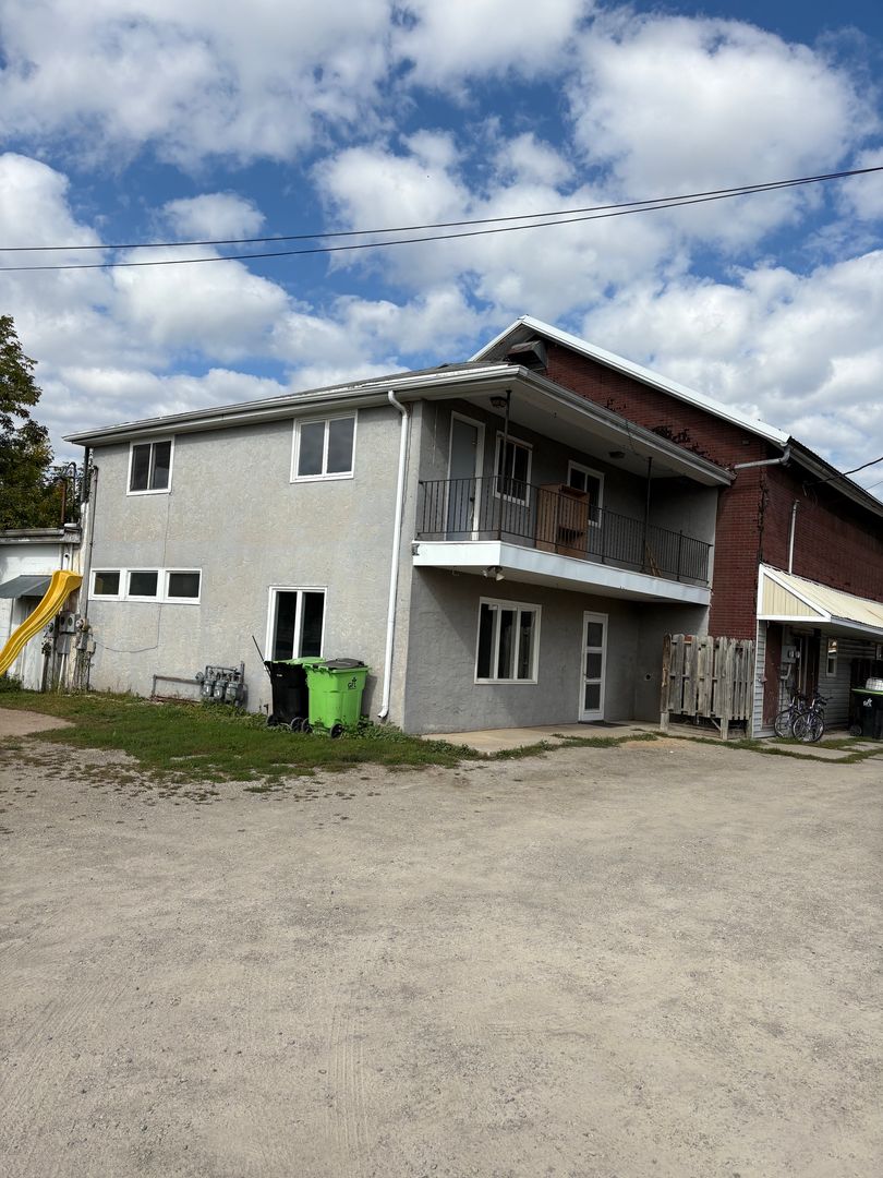 Oconto Falls Apartment: 217 N Main St
