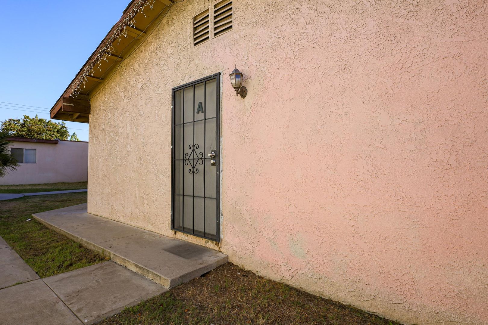 Rialto Apartment: 212 E. Jackson St