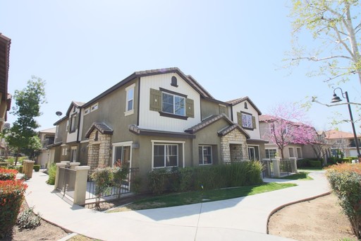 Excellent floor plan and an attached garage! – photo 1