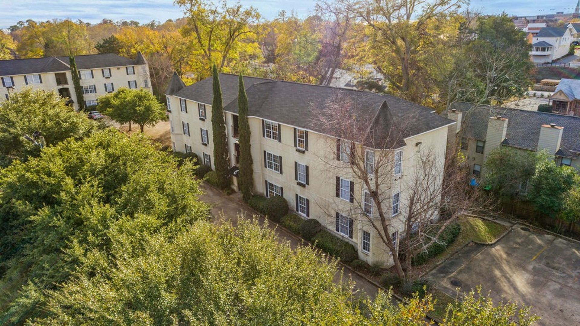 Auburn Apartment: 420 E. Magnolia Ave.