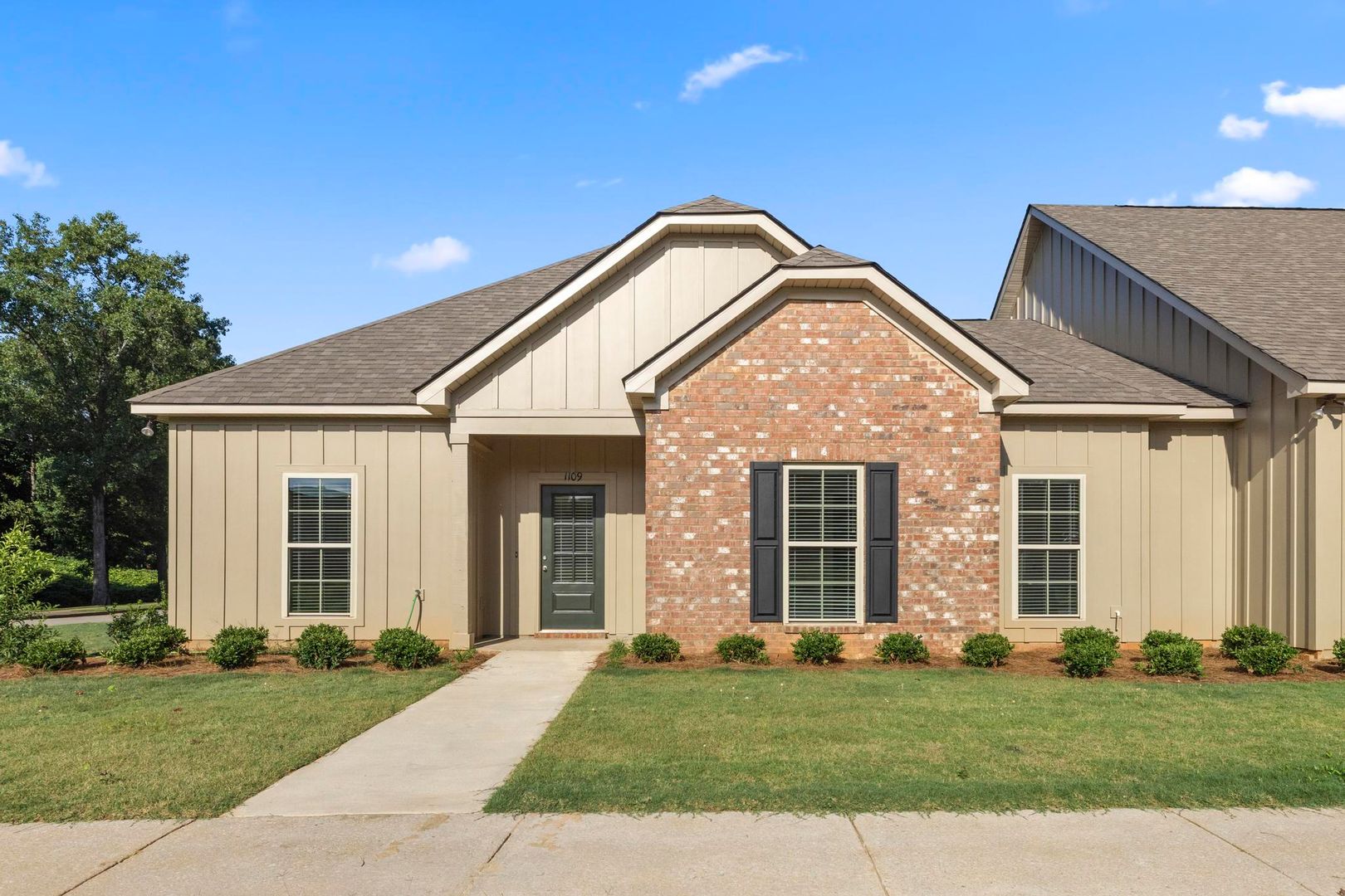 Auburn House: 1642 Academy Drive, Unit 1109