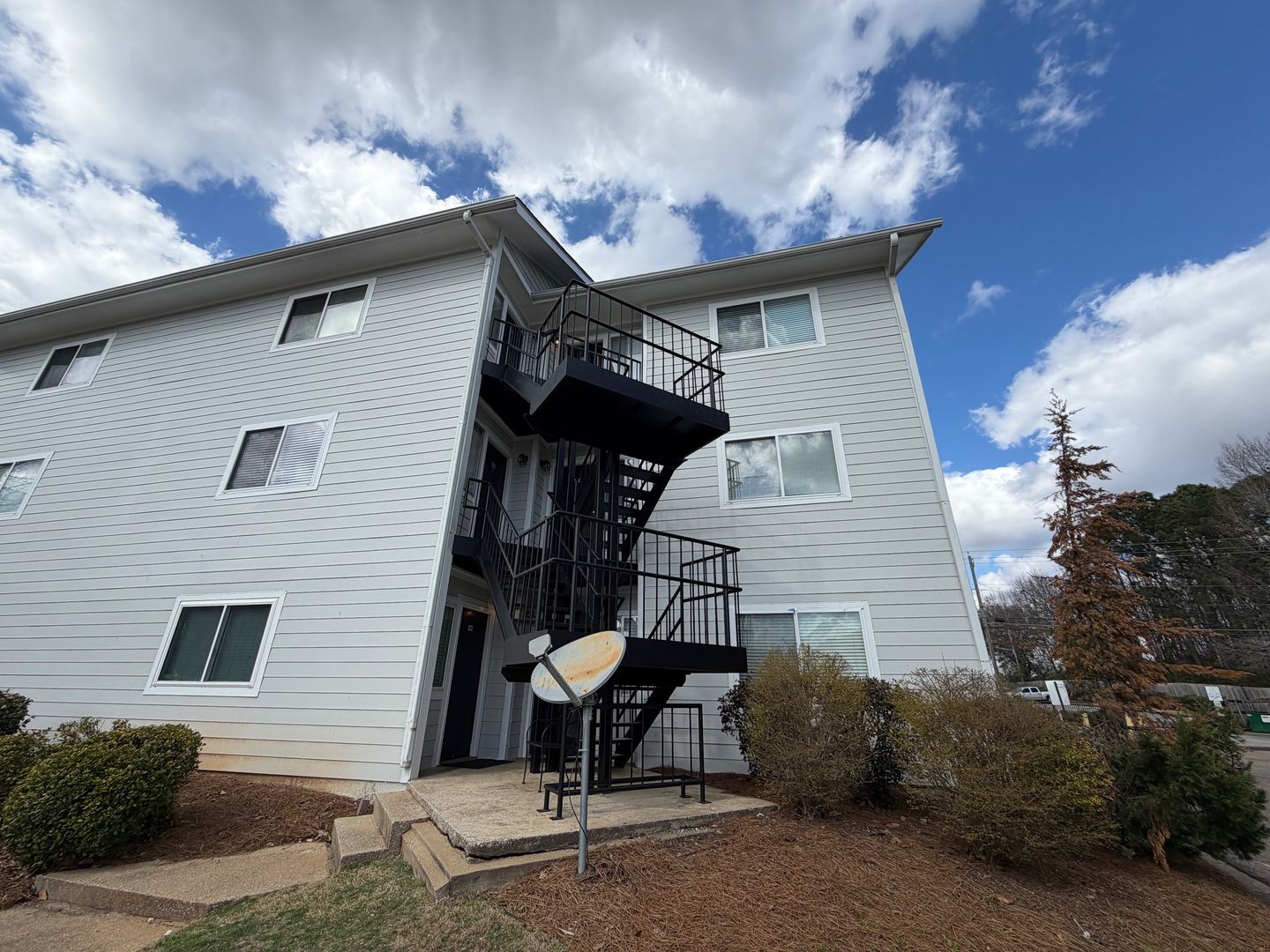 Auburn Condo: 555 W. Glenn Ave. A-203