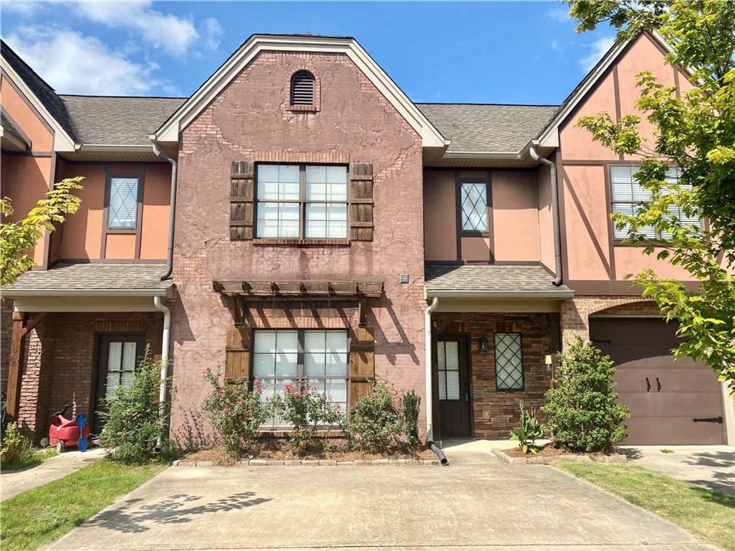 Auburn House: 1994 Stephanie Court