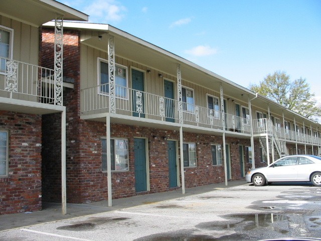 Auburn Apartment: 159 N. Donahue Dr.