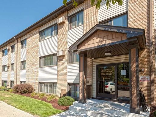 Lakeview Apartments -Minutes to the Cities, Steps to the Park!