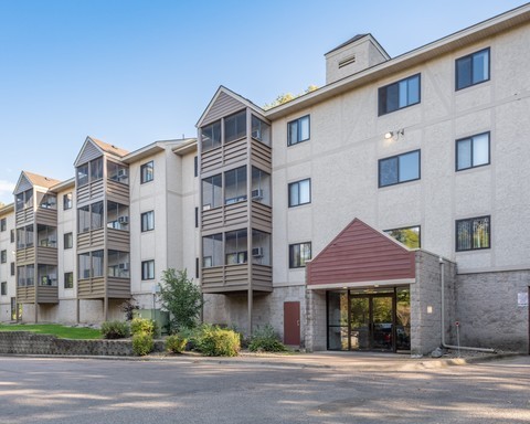 South St. Paul Apartment: 1905 Parkwood Drive