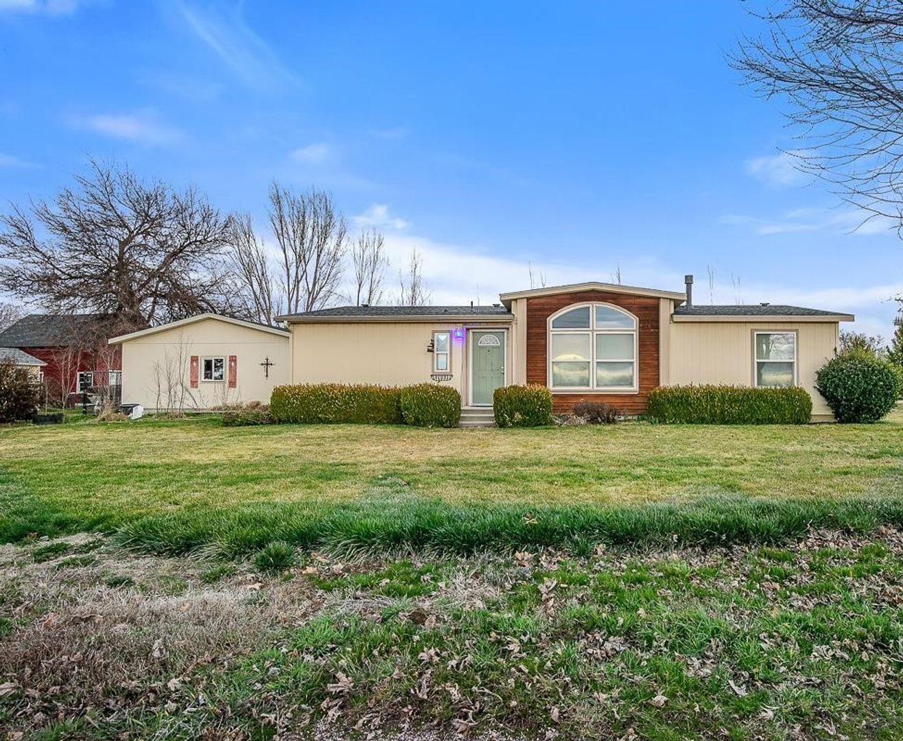 Star House: 22387 Blessinger Rd