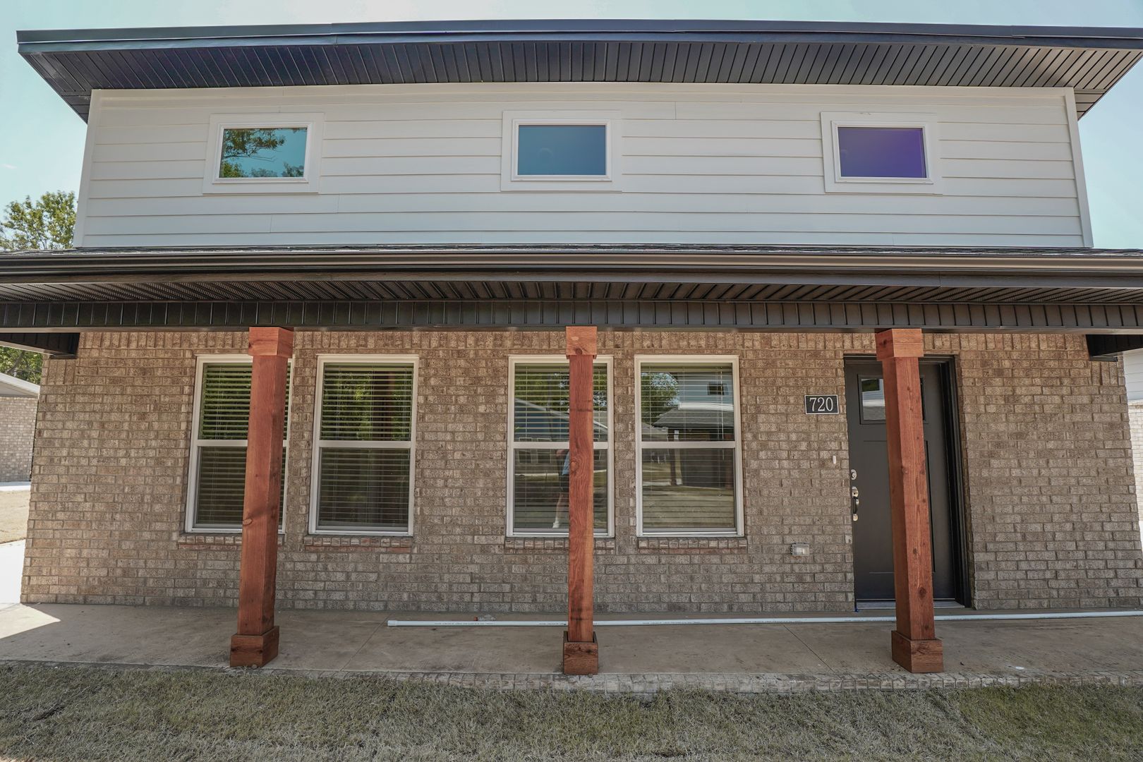 Fayetteville House: 720 N Honey Locust Bend