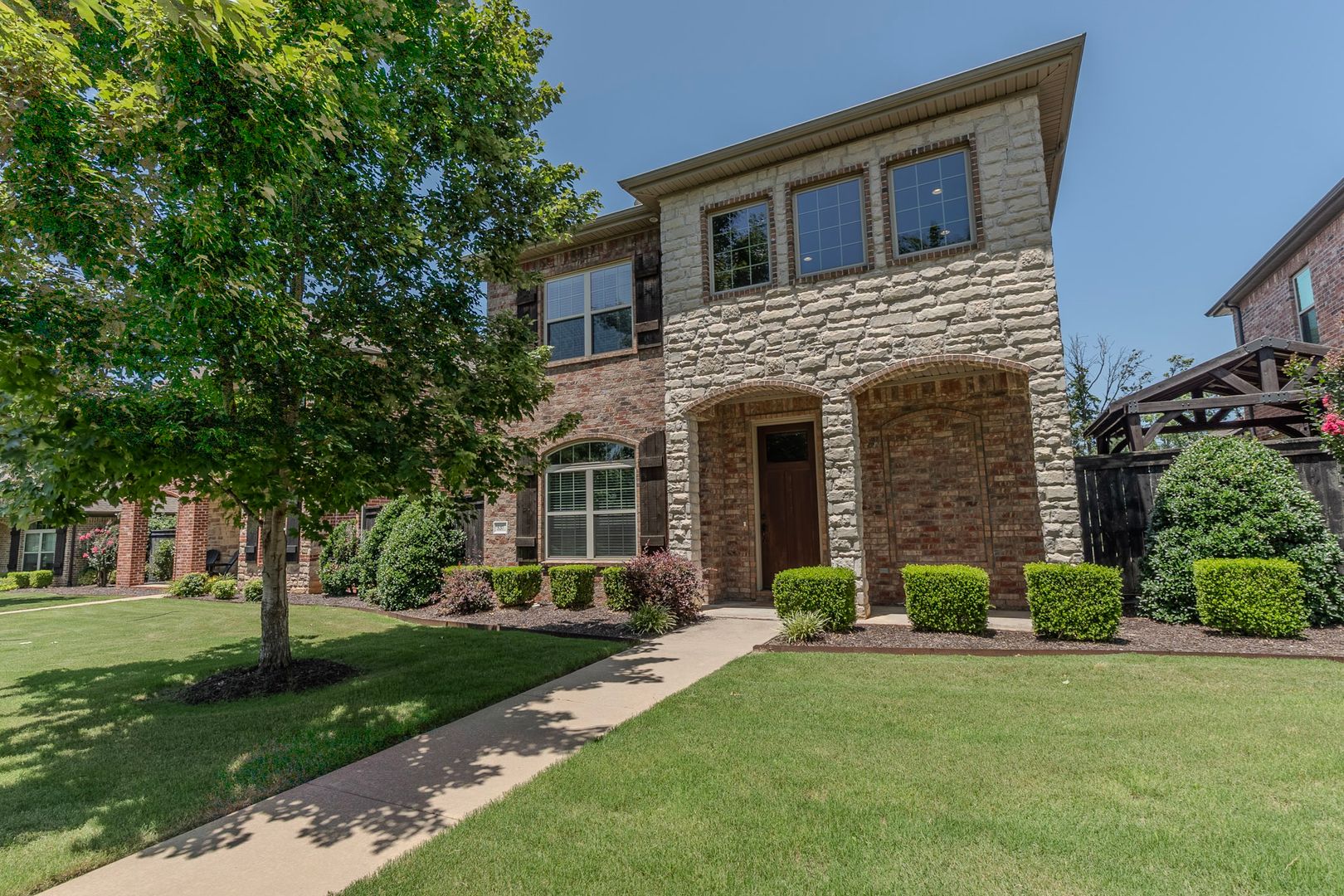 Fayetteville House: 537 N Salem Rd