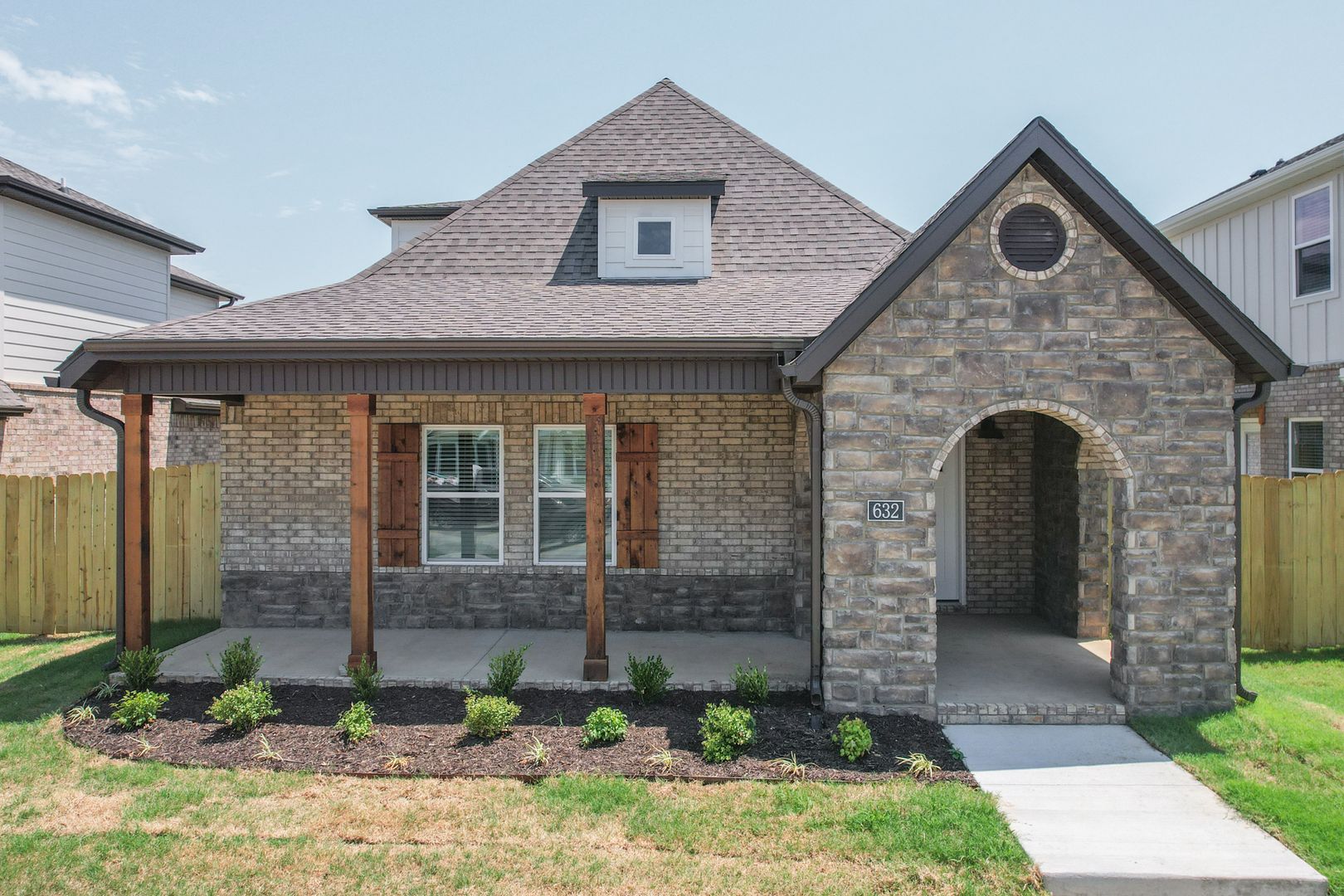 Fayetteville House: 632 N Salem Rd