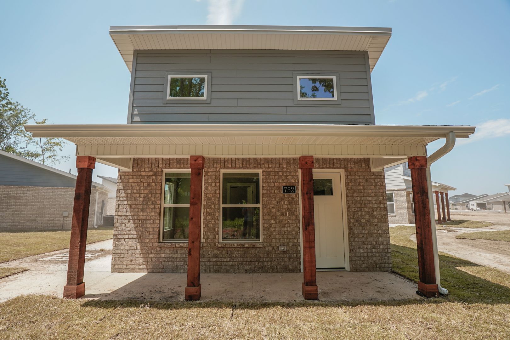 Fayetteville House: 752 N Honey Locust Bend