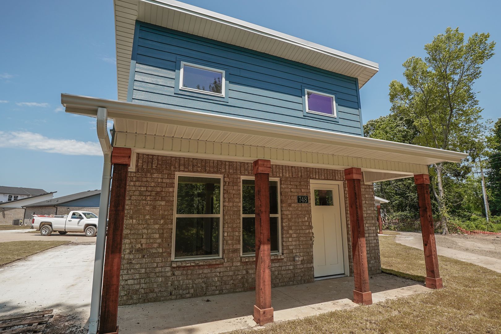 Fayetteville House: 748 N Honey Locust Bend