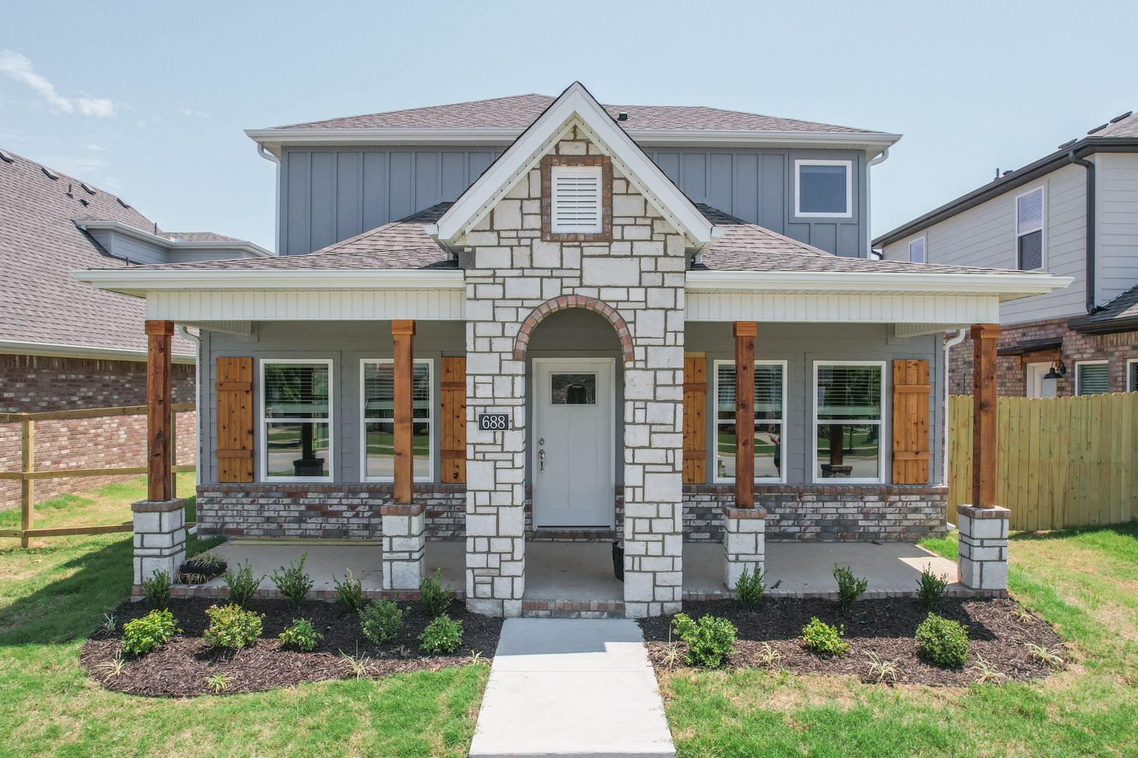 Fayetteville House: 688 N Salem Rd