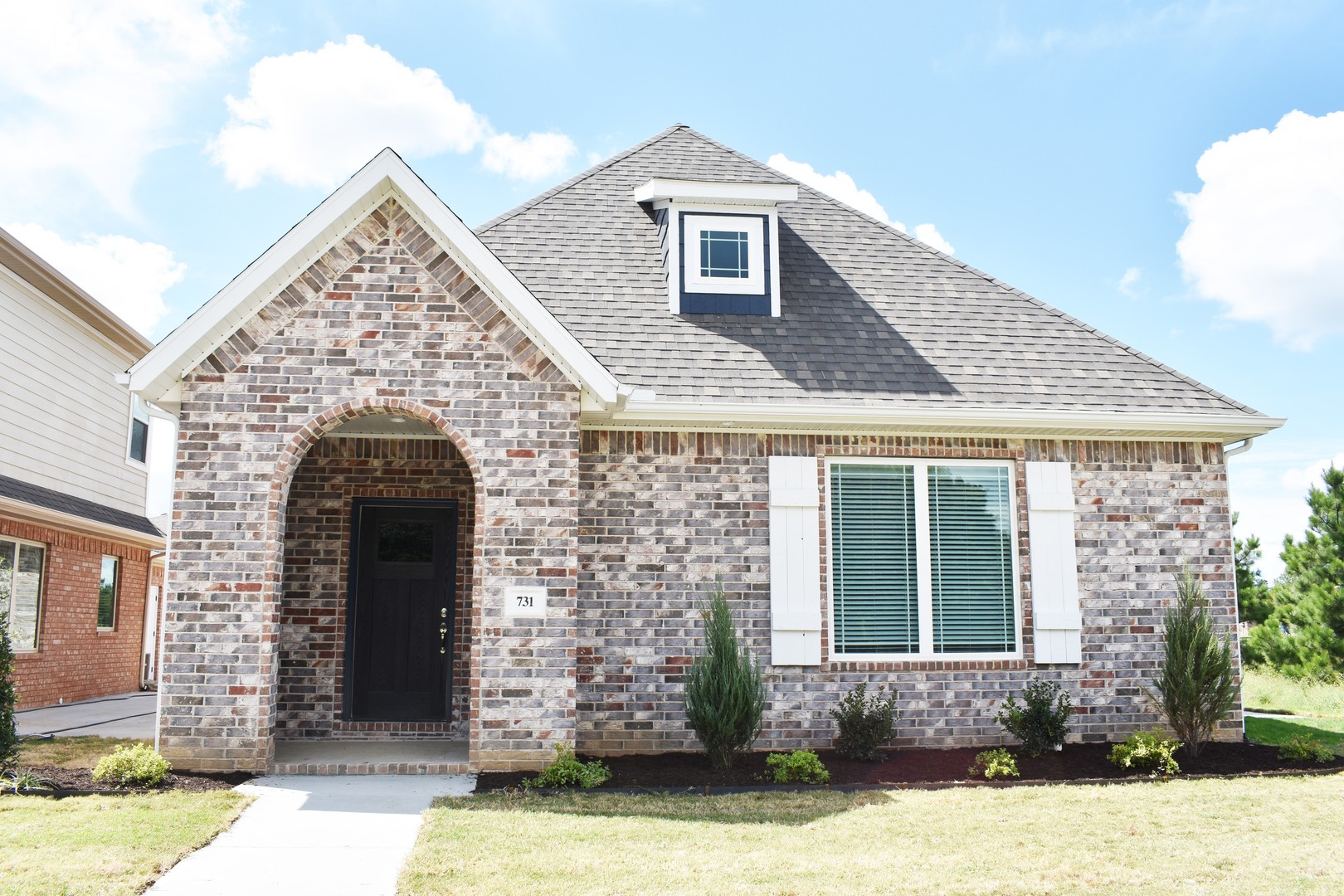 Fayetteville House: 731 N Salem Rd