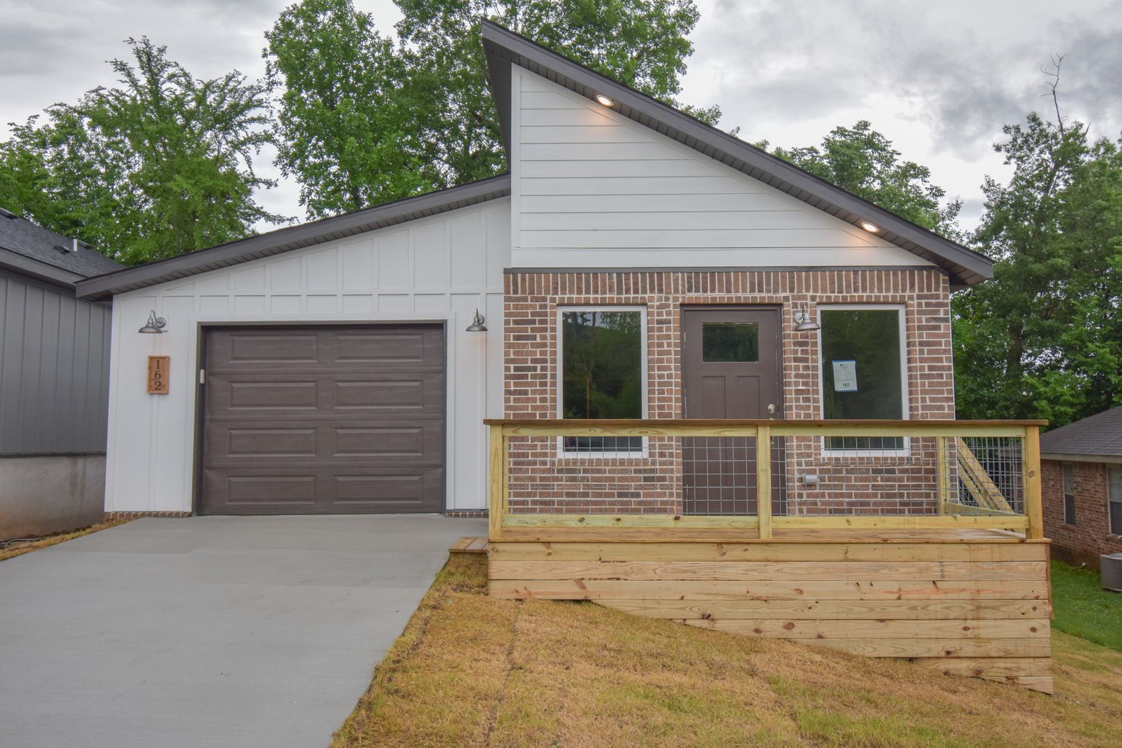 Fayetteville House: 162 S Woodsprings Drive
