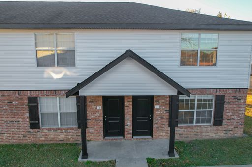 2 bedroom 2.5 bath townhouse located close to schools and city park in Farmington!
