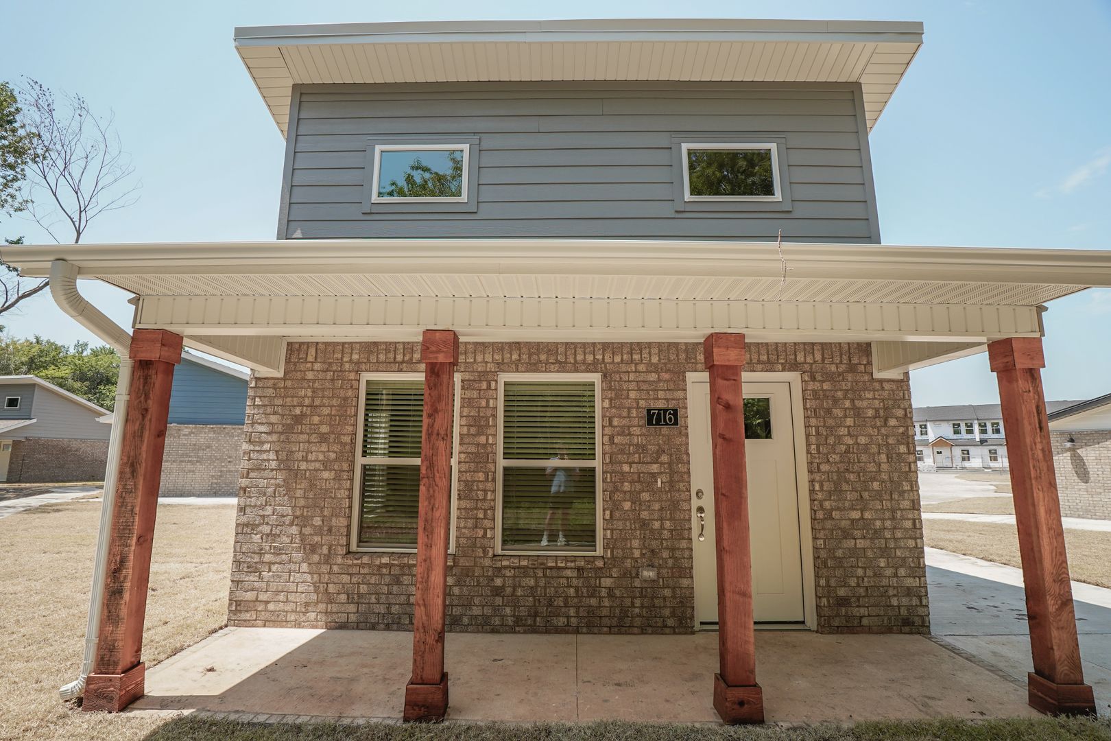 Fayetteville House: 716 N Honey Locust Bend