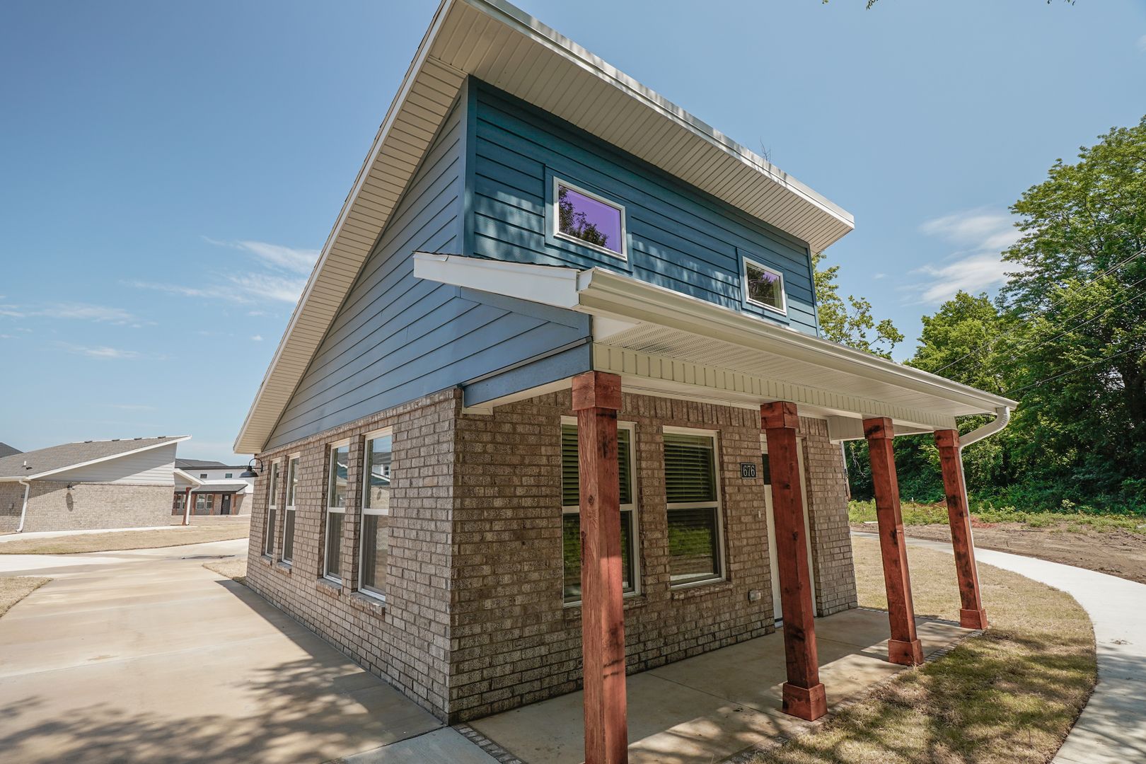 Fayetteville House: 676 N Honey Locust Bend