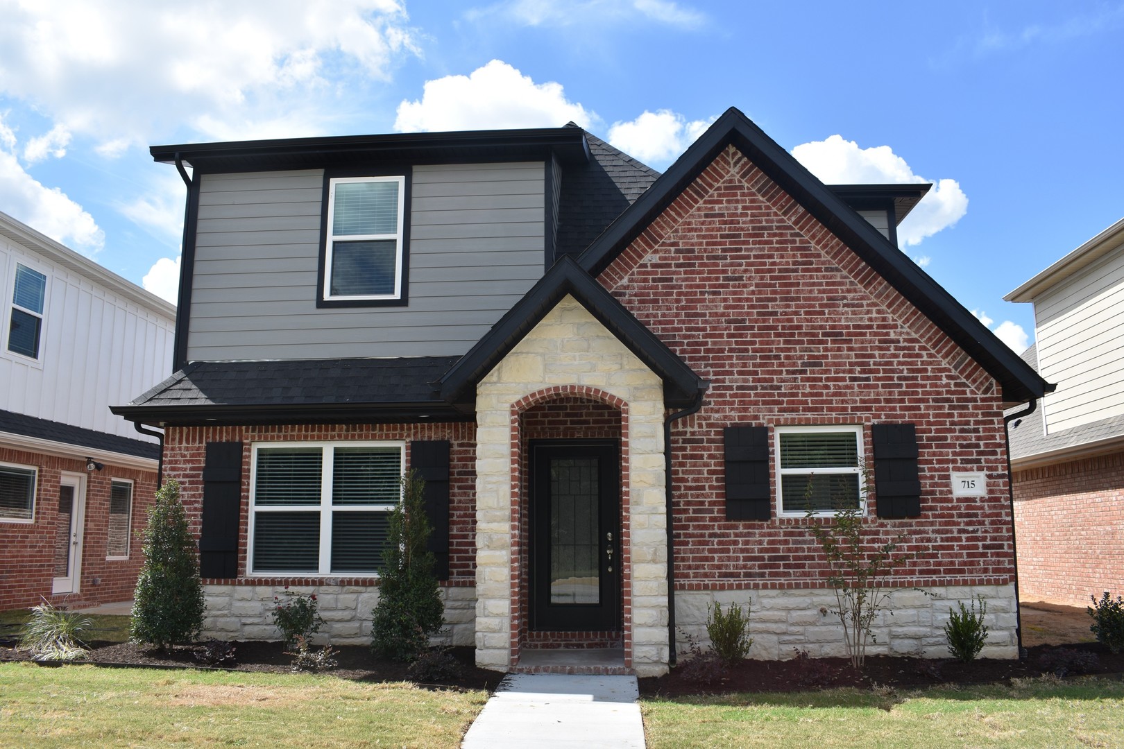 Fayetteville House: 715 N Salem Rd