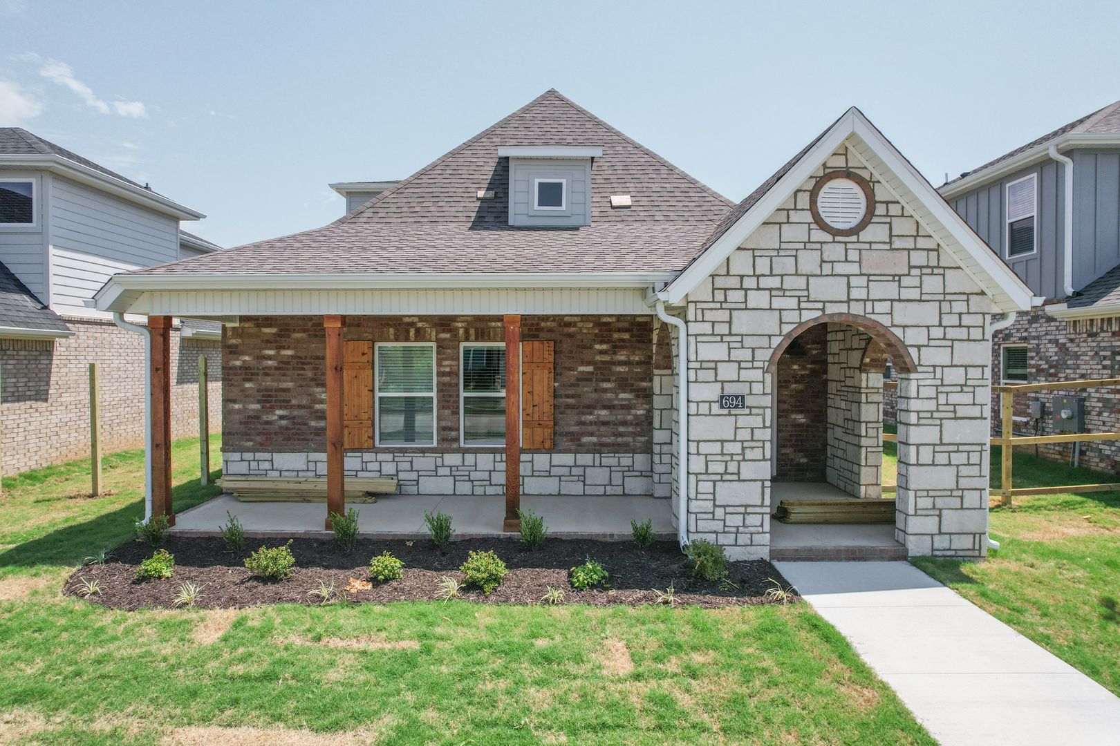 Fayetteville House: 694 N Salem Rd