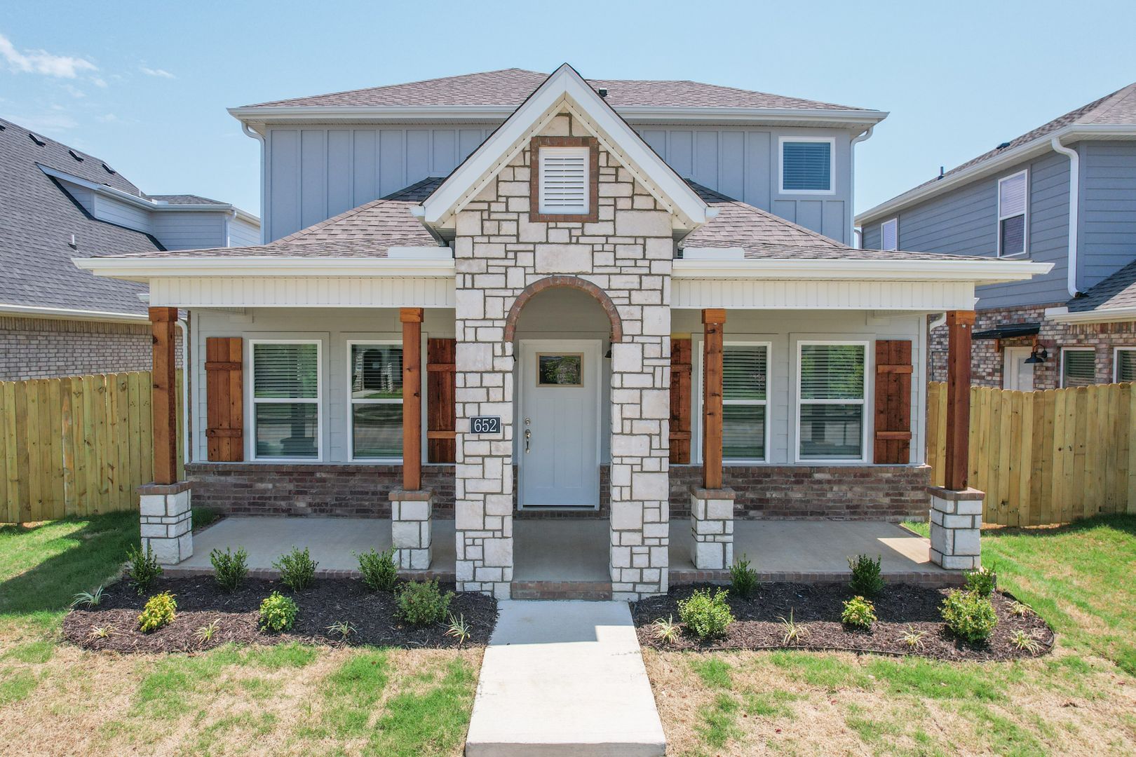 Fayetteville House: 652 N Salem Rd