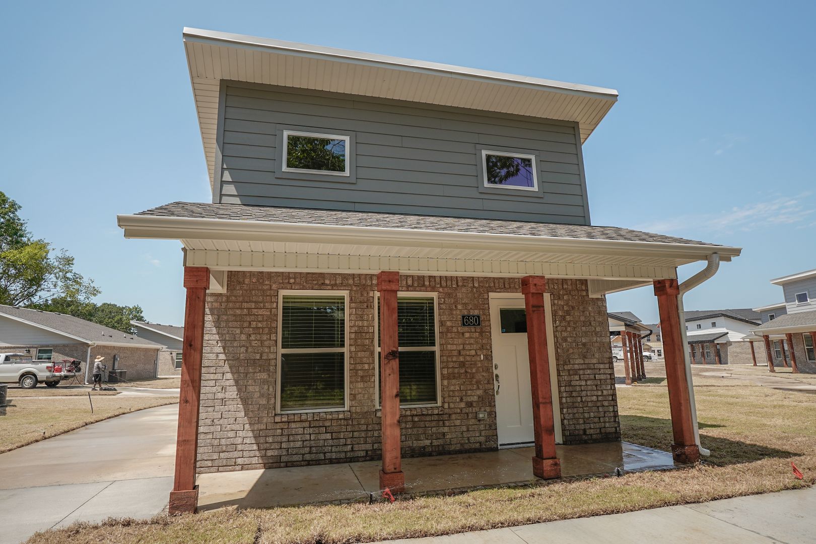Fayetteville House: 680 N Honey Locust Bend