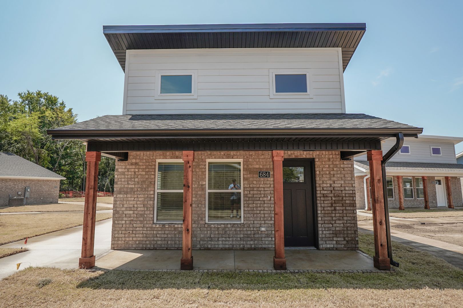 Fayetteville House: 684 N Honey Locust Bend