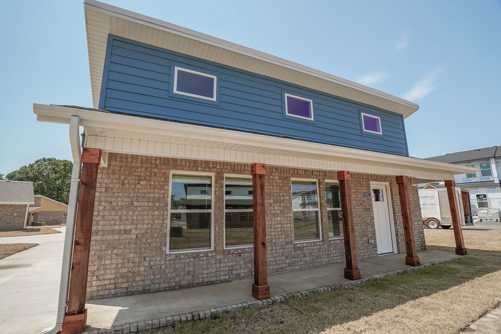 Fayetteville House: 648 N Honey Locust Bend