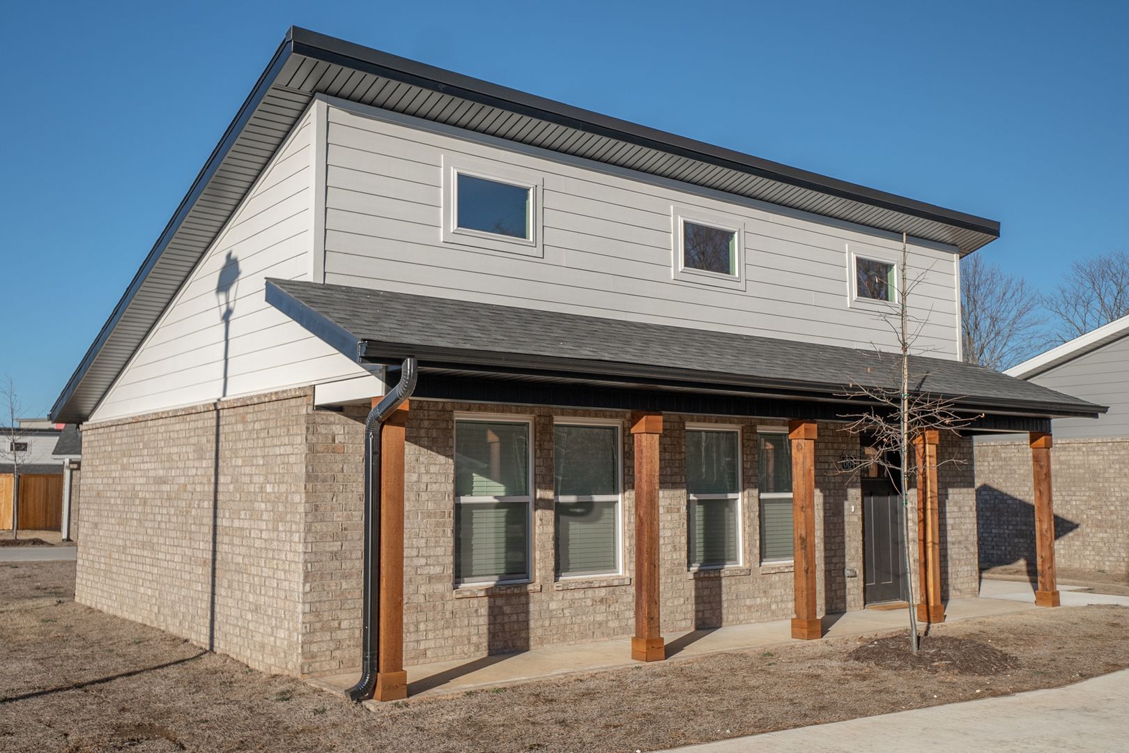 Fayetteville House: 664 N Honey Locust Bend