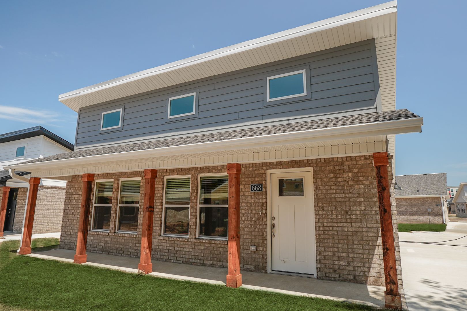 Fayetteville House: 668 N Honey Locust Bend