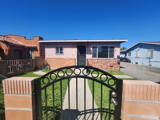 2 Bed / 1 Bath Unit for Rent in Central Los Angeles – photo 1