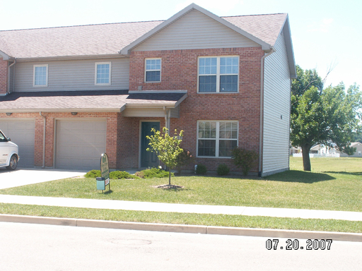 Three bedroom town home with one car garage – photo 1
