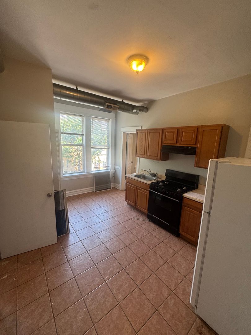 Chicago Apartment: 2101 S. Marshall Blvd & 2867-69 W. 21st St
