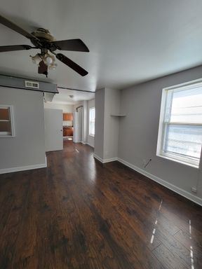 Spotless and sunny 2 bedroom + Den available right away!Your cat and dog is welcome! – photo 1