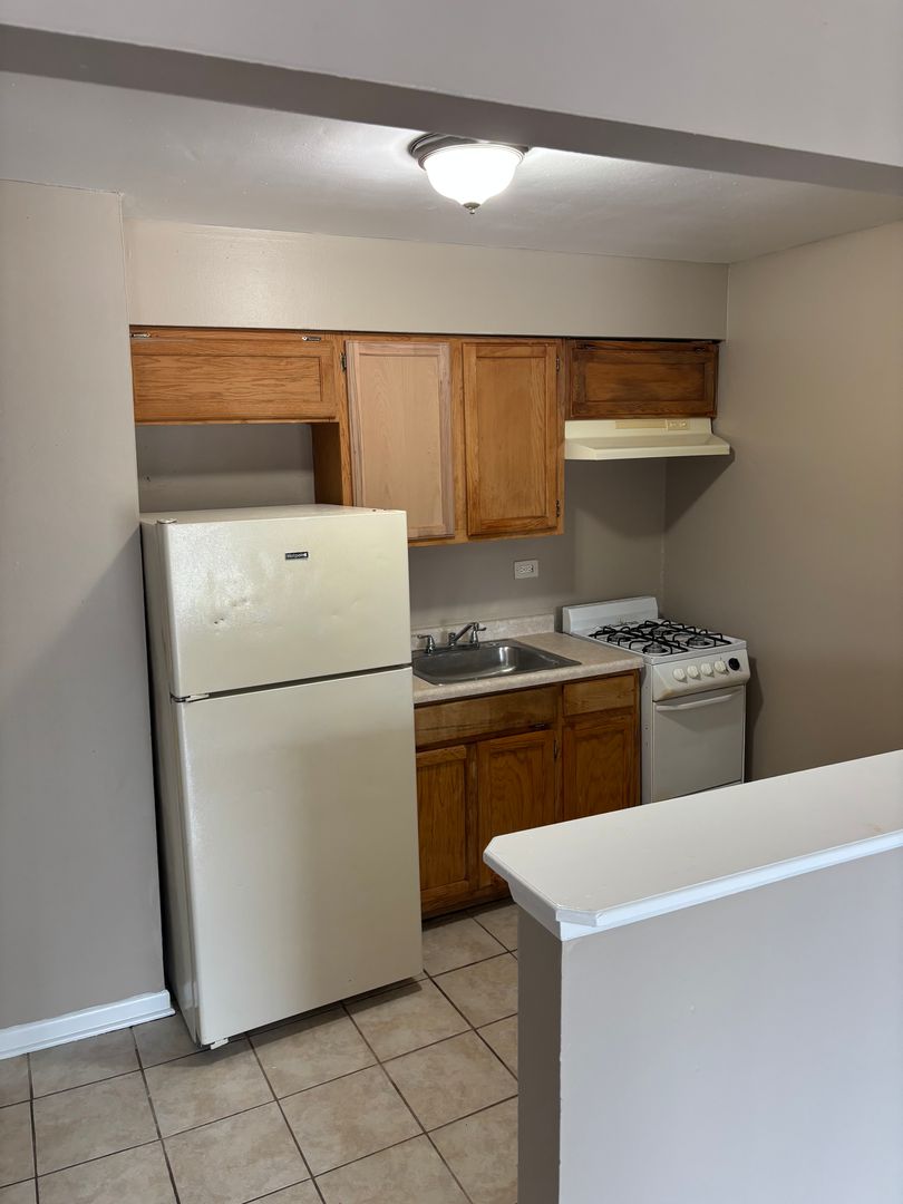 Calumet Park Apartment: 12500 S. Lincoln St