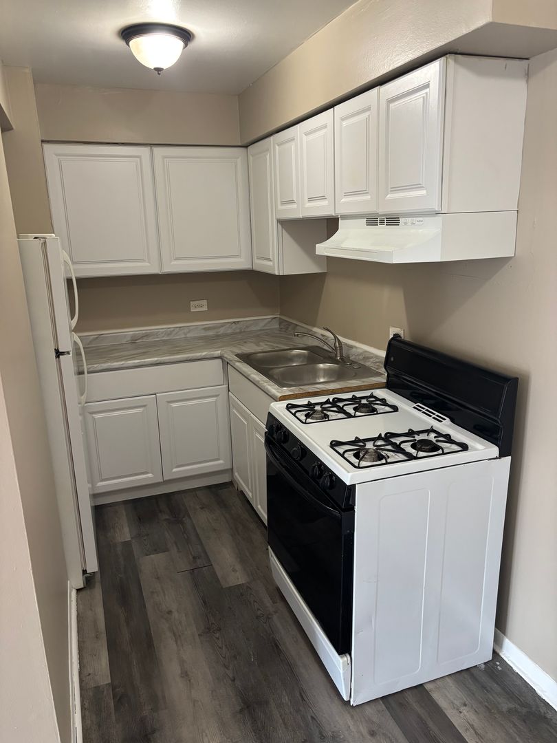 Calumet Park Apartment: 12500 S. Lincoln St