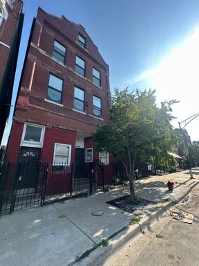 Hot Pilsen apartment. In-Unit laundry! – photo 1