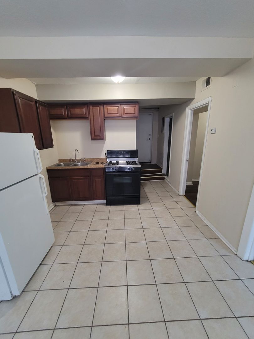 Chicago Apartment: 2200-2210 S. Marshall Blvd