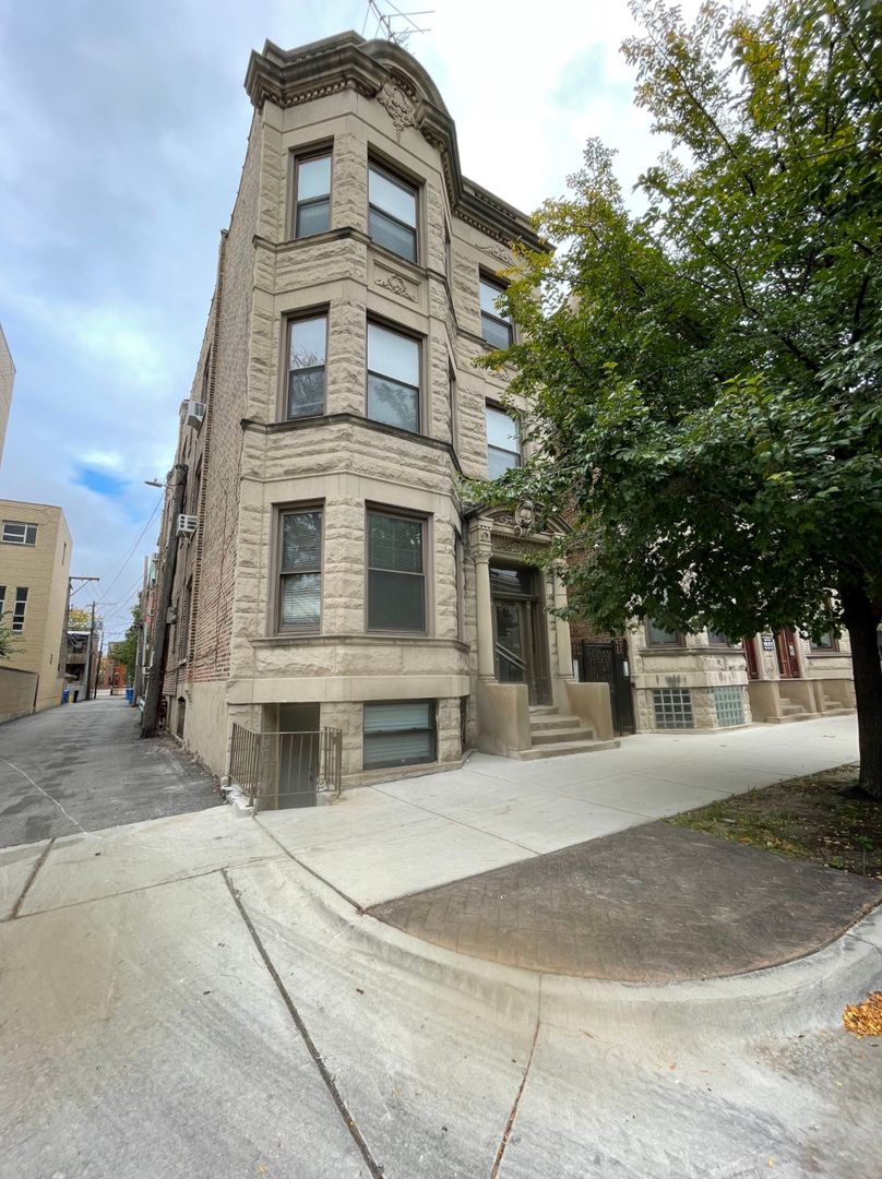 Chicago Apartment: 1210 W. Lexington St