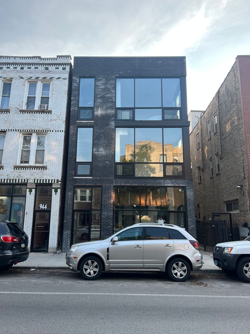 Chicago Apartment: 948 N. Damen Ave