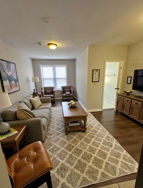 Spacious Bedrooms & Prime Location Near Douglas Park! – photo 1