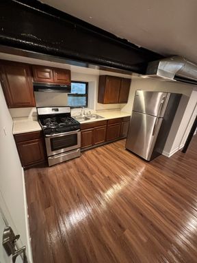 *LARGE 2 BEDROOM & 1 BATH – photo 1