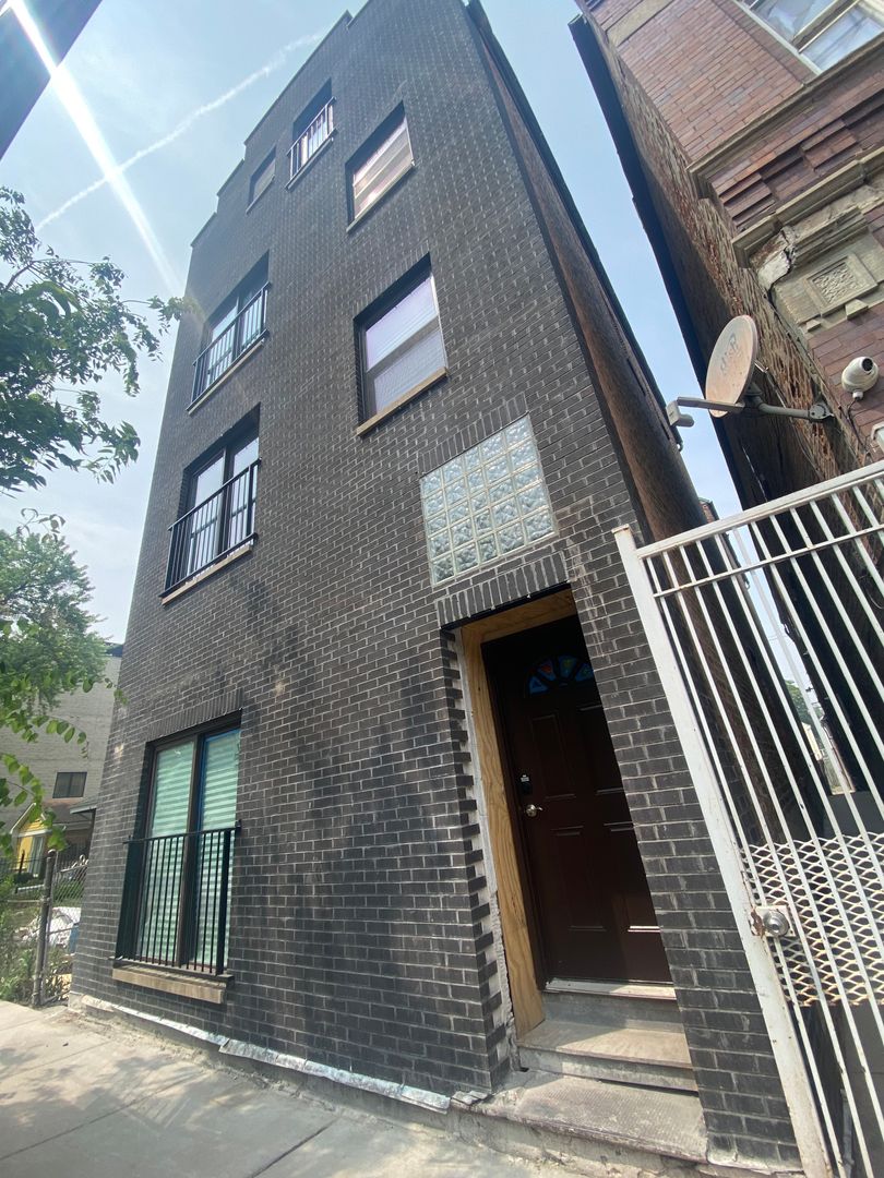 Chicago Apartment: 3404 S. Morgan St