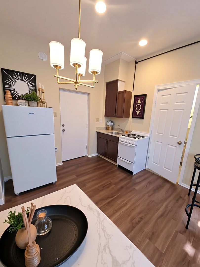 Chicago Apartment: 3150 W. Cermak Rd