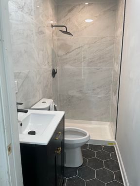 Newly updated 2 bedroom apartment right across the street of Douglas Park!Pet Friendly! – photo 1