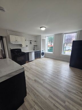 AVAILABLE AUGUST 1ST!2 Bedroom Apartment in Little Village – Updated & Move-In Ready! – photo 1